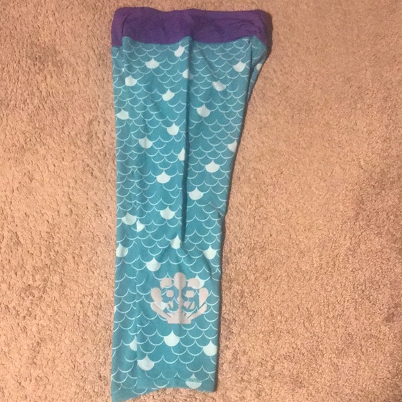 Disney’s Ariel mermaid capri leggings in size SM - Picture 6 of 7